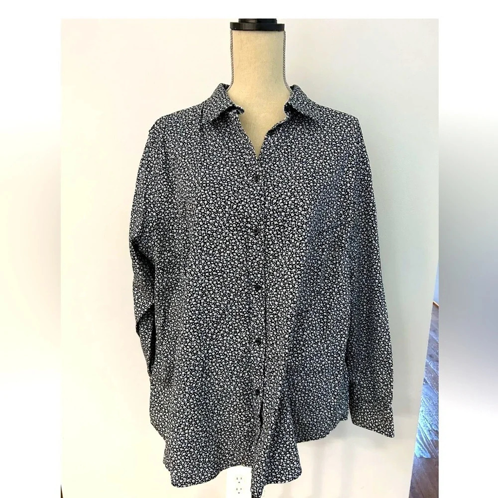Chaps by Ralph Lauren women’s 2x blouse Excellent condition floral design.